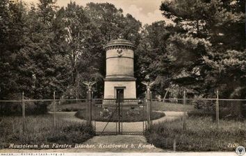 Widok Mauzoleum na przedwojennej pocztwce